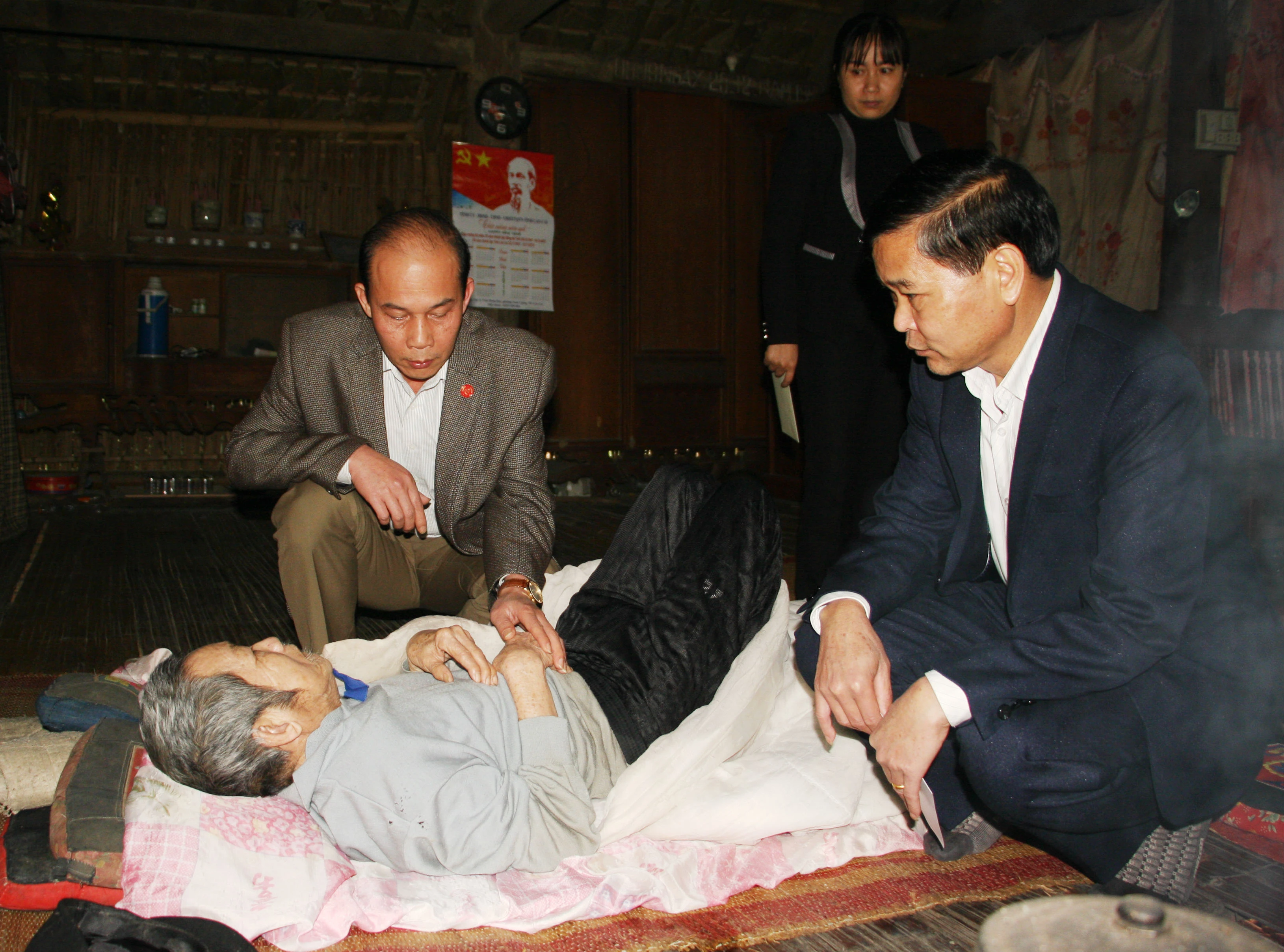 Thăm và tặng quà tập thể, cá nhân tại huyện Văn Bàn nhân dịp tết Đinh Dậu ảnh 2