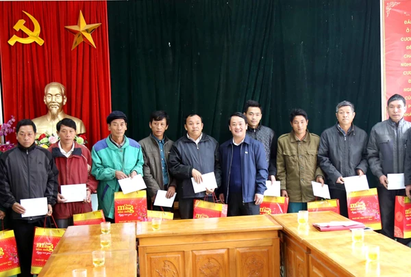 Đoàn công tác thăm, tặng quà các gia đình chính sách xã A Mú Sung.