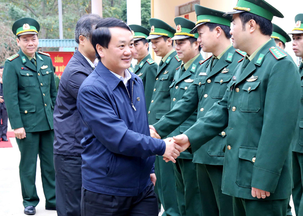 Thăm, chúc tết Đồn Biên phòng A Mú Sung.