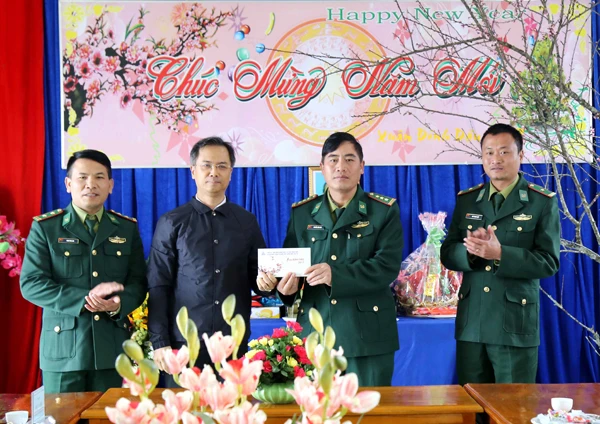 Đồng chí Đặng Xuân Thanh, Phó Chủ tịch UBND tỉnh trao quà Tết cho Đồn Biên phòng Y Tý. Đồng chí Đặng Xuân Thanh chúc tết Đảng bộ, chính quyền xã Y Tý.