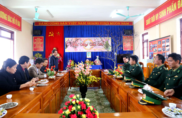 Đoàn công tác chúc tết cán bộ, chiến sỹ Đồn Biên phòng Y Tý.