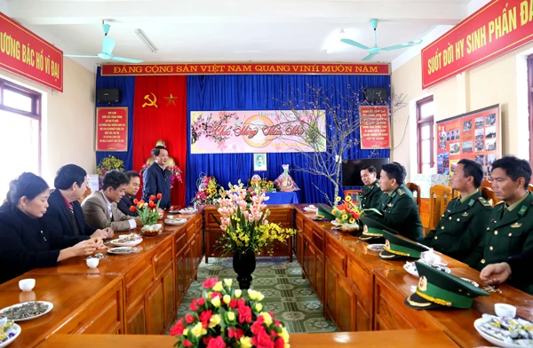 Đoàn công tác chúc tết cán bộ, chiến sỹ Đồn Biên phòng Y Tý.
