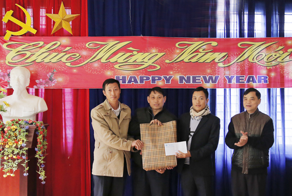 Tặng quà tết cho 70 hộ nghèo xã Suối Thầu ảnh 2