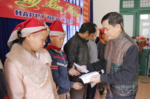 Phó Tổng biên tập Báo Lào Cai Đặng Viết Xuyên trao quà tết cho hộ nghèo xã Suối Thầu.