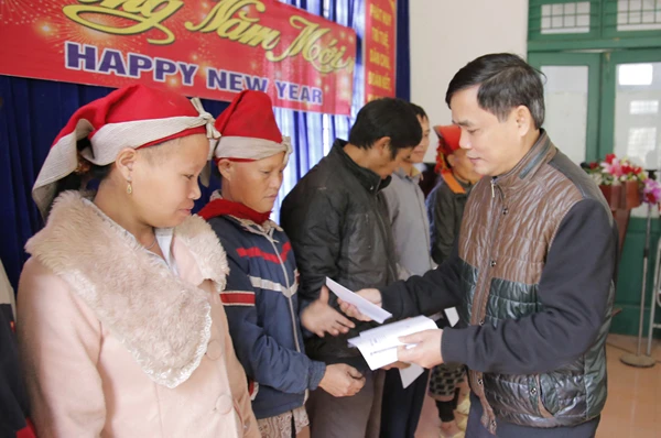 Phó Tổng biên tập Báo Lào Cai Đặng Viết Xuyên trao quà tết cho hộ nghèo xã Suối Thầu.
