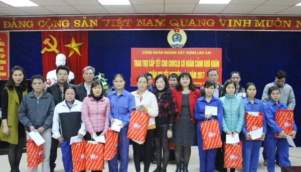 Trao quà cho CNVCLĐ có hoàn cảnh đặc biệt khó khăn.