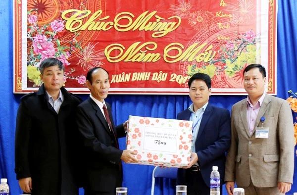 Thăm, chúc tết Đoàn Kinh tế - Quốc phòng 345. Thăm, chúc tết xã Nậm Chạc.