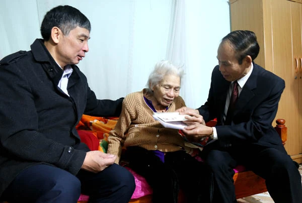 Đồng chí Phó Chủ tịch UBND tỉnh thăm hỏi, tặng quà Mẹ Việt Nam Anh hùng Nguyễn Thị Xe. Thăm và chúc tết thương binh Đào Đình Soạn. Thăm và chúc tết bà Vũ Thị Dung, người khuyết tật tại xã Bản Vược.