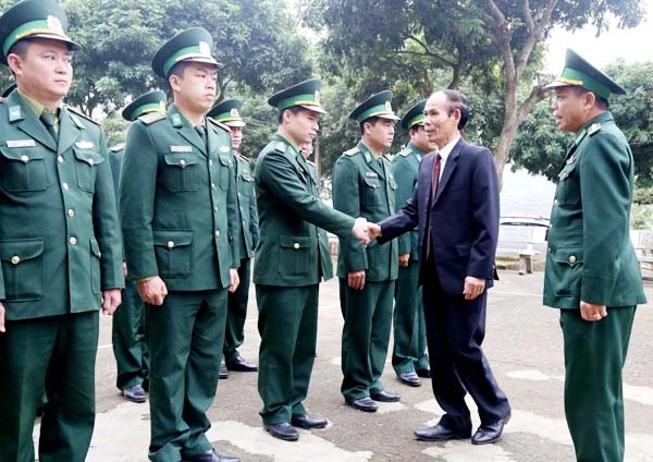 Thăm, chúc tết Đoàn Kinh tế - Quốc phòng 345. Thăm, chúc tết xã Nậm Chạc.