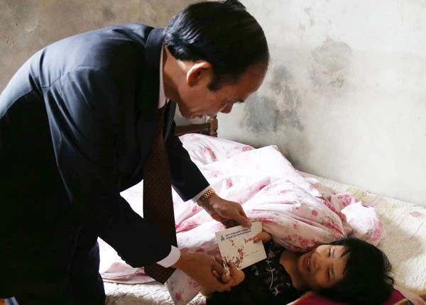 Đồng chí Phó Chủ tịch UBND tỉnh thăm hỏi, tặng quà Mẹ Việt Nam Anh hùng Nguyễn Thị Xe. Thăm và chúc tết thương binh Đào Đình Soạn. Thăm và chúc tết bà Vũ Thị Dung, người khuyết tật tại xã Bản Vược.