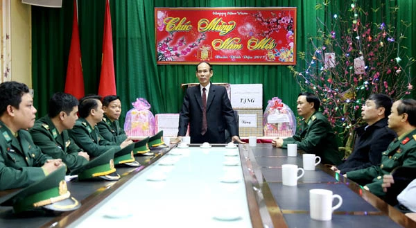 Đồng chí Nguyễn Hữu Thể thăm, chúc tết cán bộ, chiến sỹ Đồn Biên phòng Bát Xát.