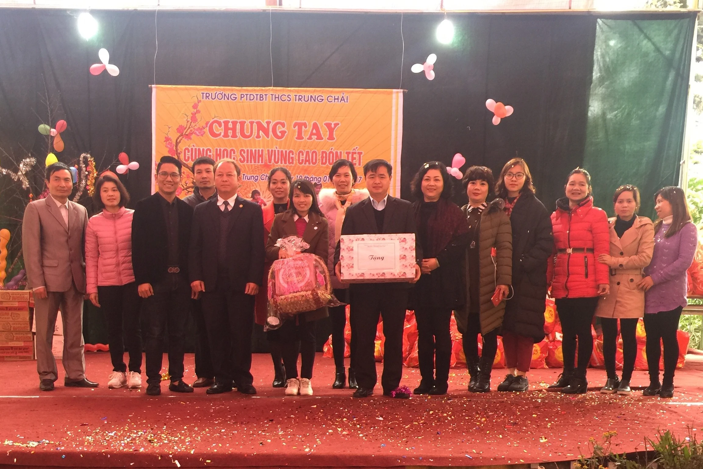 Phó Bí thư Thường trực Huyện ủy Sa Pa Sùng A Lềnh trao quà cho nhà trường.