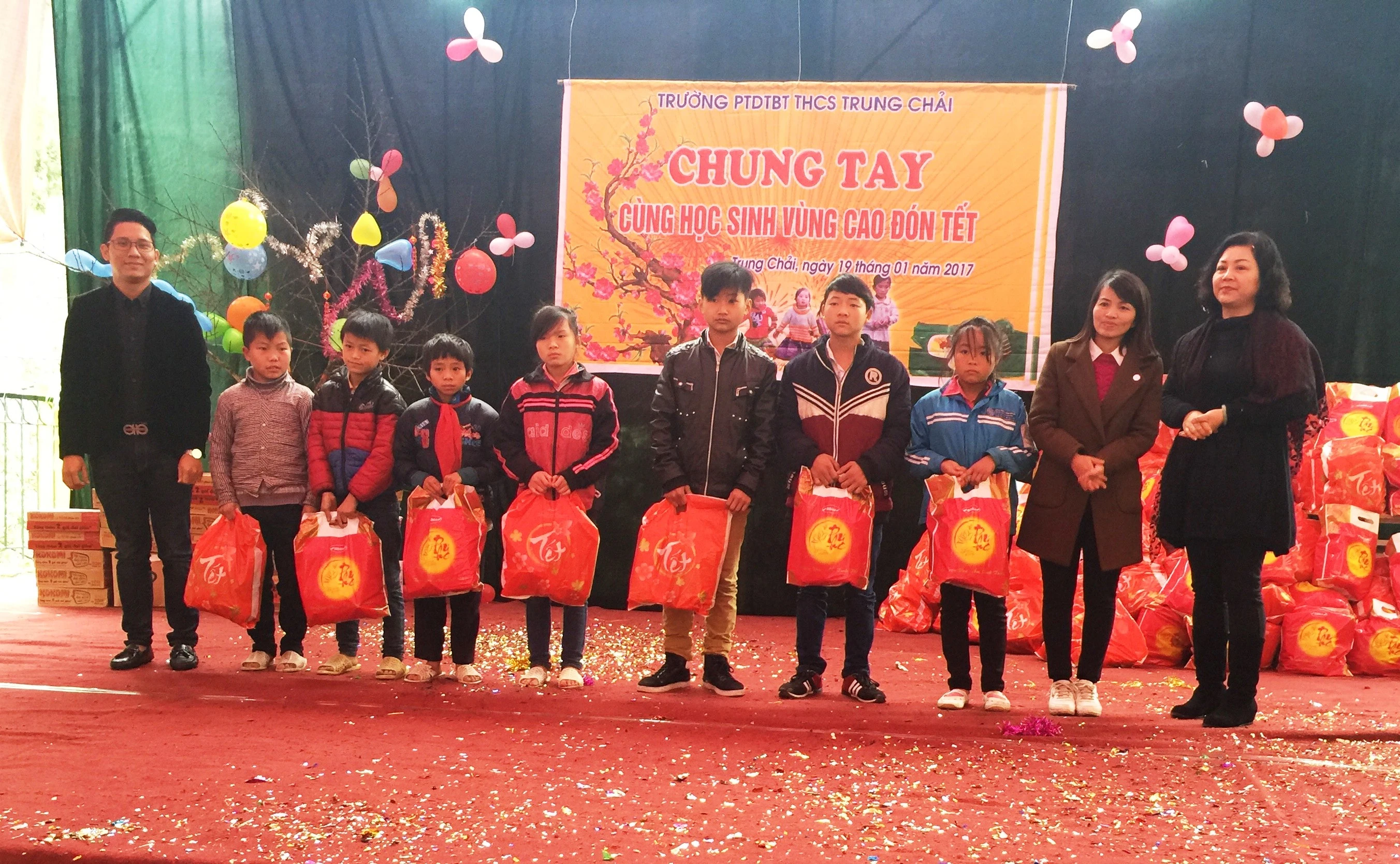 Đoàn thiện nguyện tặng quà cho học sinh Trường PTDTBT-THCS Trung Chải.