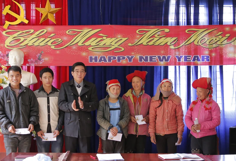 Phó Chủ tịch UBND huyện Sa Pa Lê Tân Phong trao quà cho hộ nghèo xã Suối Thầu.
