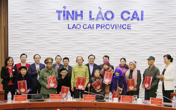 Đại diện các hộ nghèo và gia đình chính sách nhận quà Tết.