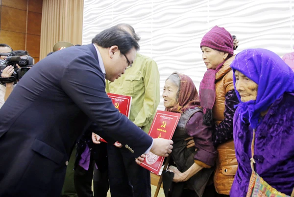 Bí thư Thành ủy Hà Nội Hoàng Trung Hải trao quà Tết cho hộ nghèo, gia đình chính sách tỉnh Lào Cai.