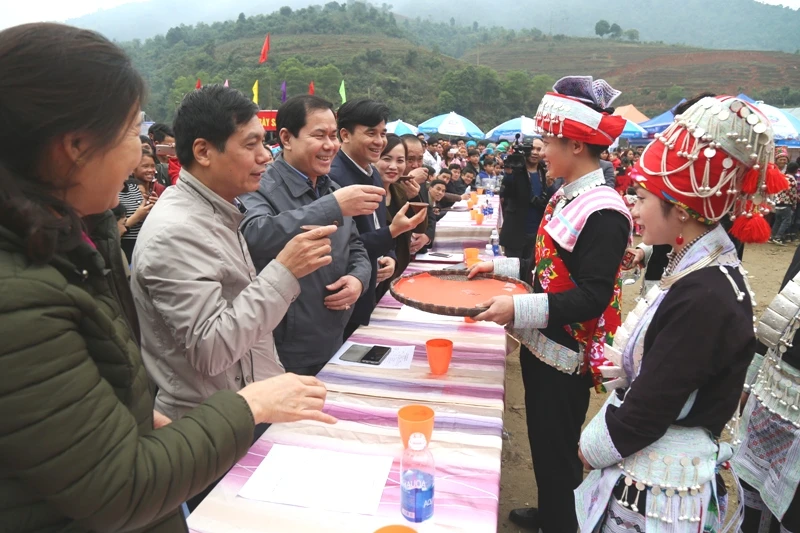 Phong tục mời rượu của người Dao đỏ.