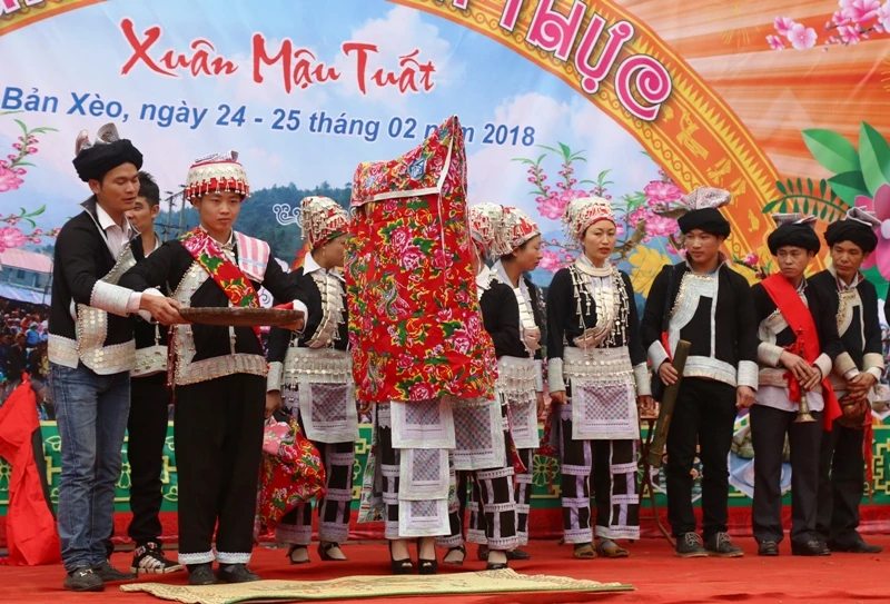 Màn tái hiện lễ cưới của dân tộc Dao đỏ.