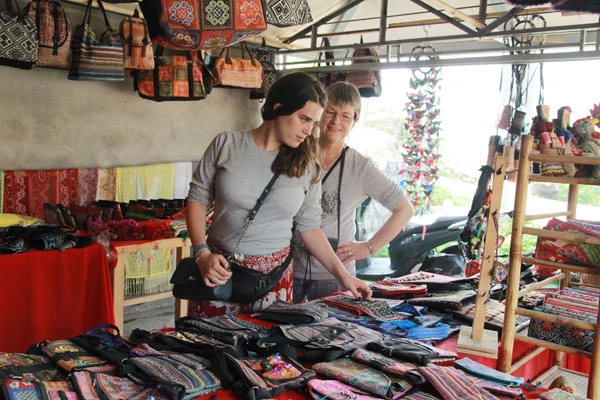 Du khách chọn mua đồ lưu niệm bằng thổ cẩm.
