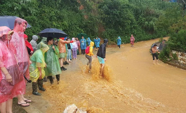 Nhiều tuyến đường xuống hạ huyện gây nguy hiểm cho người đi đường. (Ảnh: Nguyễn Viết Mai) Nhiều tuyến đường xuống hạ huyện gây nguy hiểm cho người đi đường. (Ảnh: Nguyễn Viết Mai)
