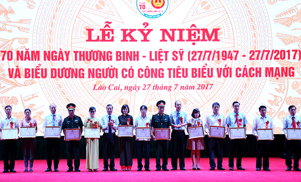 Lãnh đạo tỉnh trao Huân chương Độc lập hạng Nhất và hạng Ba cho đại diện 11 gia đình liệt sỹ tiêu biểu. Tặng Bằng khen của Chủ tịch UBND tỉnh cho các tập thể, cá nhân có thành tích xuất sắc trong công tác chăm sóc người có công. Tặng Bằng khen của Chủ tịch UBND tỉnh cho 70 người có công tiêu biểu.