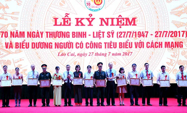 Lãnh đạo tỉnh trao Huân chương Độc lập hạng Nhất và hạng Ba cho đại diện 11 gia đình liệt sỹ tiêu biểu. Tặng Bằng khen của Chủ tịch UBND tỉnh cho các tập thể, cá nhân có thành tích xuất sắc trong công tác chăm sóc người có công. Tặng Bằng khen của Chủ tịch UBND tỉnh cho 70 người có công tiêu biểu.