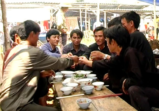 Thắng cố được nhâm nhi cùng rượu ngô Bắc Hà.