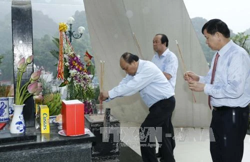 Thủ tướng Nguyễn Xuân Phúc dâng hương tưởng niệm Liệt sỹ tại Khu di tích lịch sử lưu niệm Trung đoàn 52 Tây Tiến.