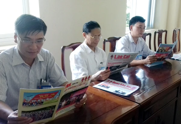 Đọc báo, tạp chí của Đảng giúp cán bộ, đảng viên và nhân dân nắm rõ chủ trương của Đảng, pháp luật của Nhà nước. Đọc báo, tạp chí của Đảng giúp cán bộ, đảng viên và nhân dân nắm rõ chủ trương của Đảng, pháp luật của Nhà nước.