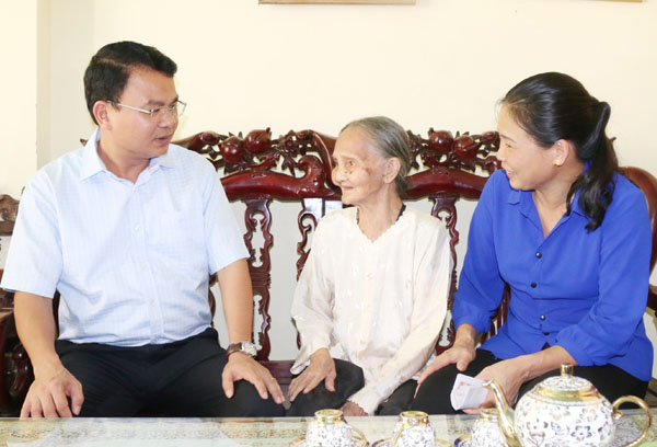 Chủ tịch UBND tỉnh Đặng Xuân Phong thăm và tặng quà bà Vũ Thị Ngữ, là mẹ liệt sỹ tại huyện Bát Xát.