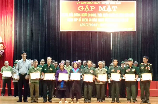 Chủ tịch UBND huyện tặng Giấy khen cho người có công và thân nhân người có công có nhiều thành tích trong phát triển kinh tế - xã hội. Chủ tịch UBND huyện tặng Giấy khen cho người có công và thân nhân người có công có nhiều thành tích trong phát triển kinh tế - xã hội.