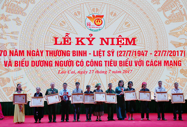 Lãnh đạo tỉnh trao Huân chương Độc lập hạng Nhất và hạng Ba cho đại diện 11 gia đình liệt sỹ tiêu biểu. Tặng Bằng khen của Chủ tịch UBND tỉnh cho các tập thể, cá nhân có thành tích xuất sắc trong công tác chăm sóc người có công. Tặng Bằng khen của Chủ tịch UBND tỉnh cho 70 người có công tiêu biểu.