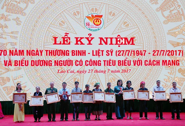 Lãnh đạo tỉnh trao Huân chương Độc lập hạng Nhất và hạng Ba cho đại diện 11 gia đình liệt sỹ tiêu biểu. Tặng Bằng khen của Chủ tịch UBND tỉnh cho các tập thể, cá nhân có thành tích xuất sắc trong công tác chăm sóc người có công. Tặng Bằng khen của Chủ tịch UBND tỉnh cho 70 người có công tiêu biểu.