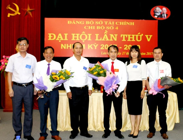 Tặng hoa chúc mừng Ban Chi ủy Chi bộ 4 Trung tâm Tư vấn, Đảng bộ Sở Tài chính.