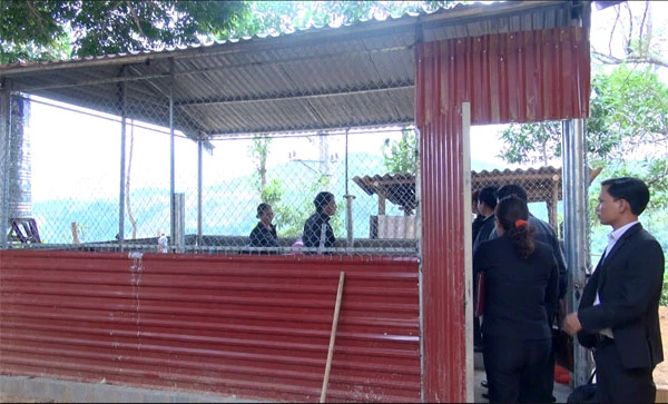 Bếp nấu ăn không an toàn được dựng tạm tại Trường THCS số 2 Thượng Hà. Nhà ăn dựng tạm không đảm bảo tại Trường Tiểu học số 2 Thượng Hà.