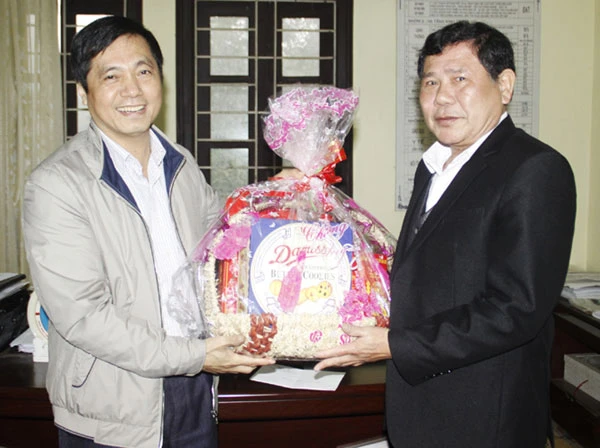 Đồng chí Ngô Văn Hinh, Tổng Biên tập Báo Lào Cai tặng quà, chúc tết Đảng ủy, HĐND, UBND xã Xuân Quang.