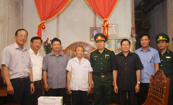 Thăm hỏi, tặng quà ông Đỗ Văn Mậu (thị trấn Mường Khương) là bố của liệt sỹ Đỗ Văn Tuynh.