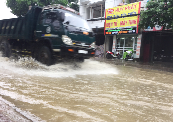 Một tuyến phố ở phường Duyên Hải bị ngập sâu trong nước. Nhiều đoạn trên đường Hoàng Liên ngập nước gây khó khăn cho các phương tiện tham gia giao thông. Đường Nhạc Sơn (đoạn qua phường Kim Tân) ngập sâu trong nước. Bùn đất từ trên đồi tràn xuống phố Lê Thanh (đoạn qua phường Bắc Cường). Đoạn Quốc lộ 4E qua địa bàn phường Bắc Cường bị ngập sâu trong nước. Lực lượng cảnh sát giao thông có mặt kịp thời để đảm bảo an toàn giao thông trên Quốc lộ 4E (đoạn qua thành phố Lào Cai). Người dân phường Bắc Cường tham gia dọn bùn, đất, khơi thông hệ thống thoát nước.