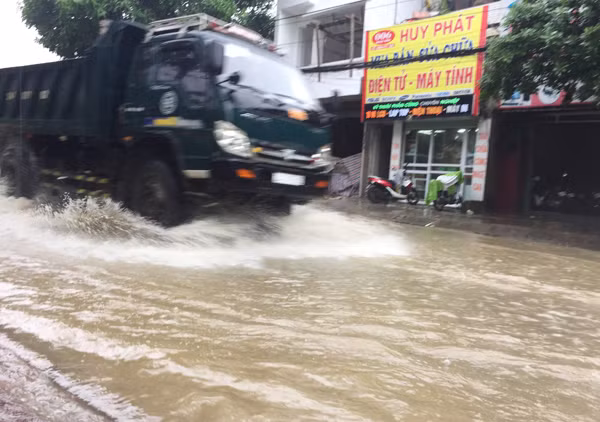 Một tuyến phố ở phường Duyên Hải bị ngập sâu trong nước. Nhiều đoạn trên đường Hoàng Liên ngập nước gây khó khăn cho các phương tiện tham gia giao thông. Đường Nhạc Sơn (đoạn qua phường Kim Tân) ngập sâu trong nước. Bùn đất từ trên đồi tràn xuống phố Lê Thanh (đoạn qua phường Bắc Cường). Đoạn Quốc lộ 4E qua địa bàn phường Bắc Cường bị ngập sâu trong nước. Lực lượng cảnh sát giao thông có mặt kịp thời để đảm bảo an toàn giao thông trên Quốc lộ 4E (đoạn qua thành phố Lào Cai). Người dân phường Bắc Cường tham gia dọn bùn, đất, khơi thông hệ thống thoát nước.