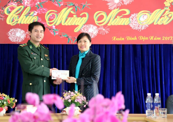 Đồng chí Hà Thị Nga, Phó Bí thư Thường trực Tỉnh ủy tặng quà Tết cho cán bộ, chiến sĩ Đồn Biên phòng Bản Lầu.