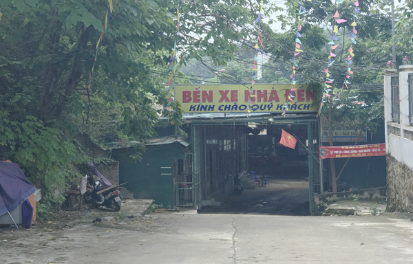 Khu gửi xe trên nền đất san lấp trái phép, các cá nhân tự ý đặt biển là "Bến xe nhà đền" ngay cạnh Đền Bảo Hà.