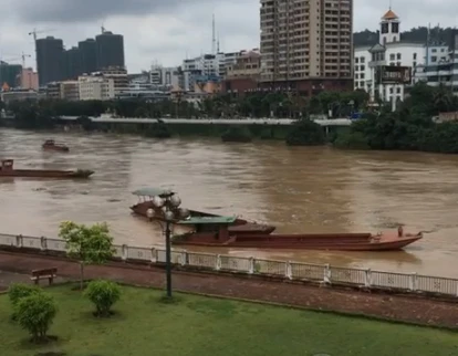 Lũ sông Hồng lên cao đột ngột, cuối trôi nhiều thuyền của người dân.