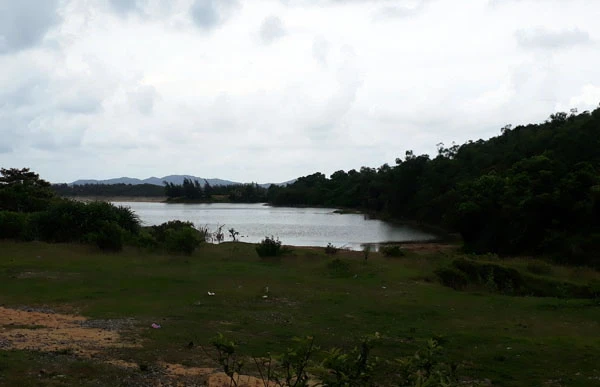 Du khách đi thăm huyện đảo Cô Tô xuất phát từ cảng Cái Rồng, huyện Vân Đồn (Quảng Ninh). Tàu cá của ngư dân đánh bắt hải sản ở vùng biển Cô Tô. Trên đường ra huyện đảo Cô Tô, đi qua hòn đảo Minh Châu xinh đẹp. Huyện đảo Cô Tô có hồ nước ngọt rộng hàng chục nghìn mét vuông, đủ cung cấp nước sạch cho người dân nơi đây sinh hoạt, sản xuất. Huyện đảo Cô Tô đa dạng trong sản xuất kinh tế, địa hình. Huyện đảo Cô Tô có 50 hòn đảo lớn, nhỏ với tổng diện tích trên 50 ha. Nhiều nhà hàng, khách sạn sang trọng được xây dựng trên huyện đảo Cô Tô. Mỗi ngày có hàng chục chuyến tàu cao tốc đưa du khách ra thăm đảo Cô Tô. Thời gian đi tàu cao tốc từ cảng Cái Rồng ra huyện đảo Cô Tô khoảng 1,5 giờ.