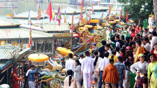 Lễ hội điện Hòn Chén, còn gọi là lễ hội Thiên Y A Na. Lễ hội điện Hòn Chén, còn gọi là lễ hội Thiên Y A Na.