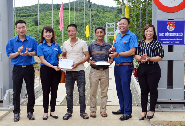 Đoàn Khối Doanh nghiệp tỉnh tặng quà tri ân 2 người lái đò hàng ngày giúp nhân dân qua suối Nhù.