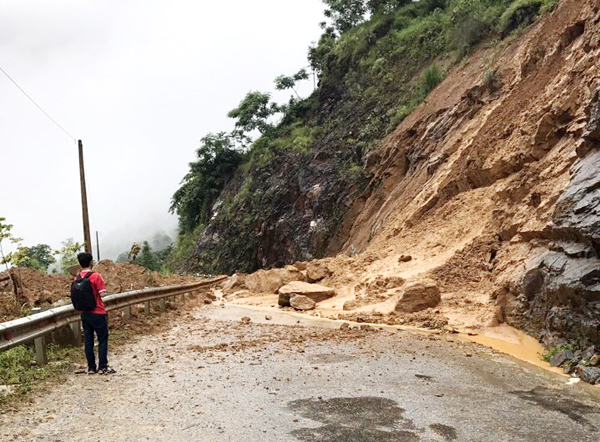 Sạt lở trên Quốc lộ 4D gây ách tắc giao thông. Sạt lở trên Quốc lộ 4D gây ách tắc giao thông.