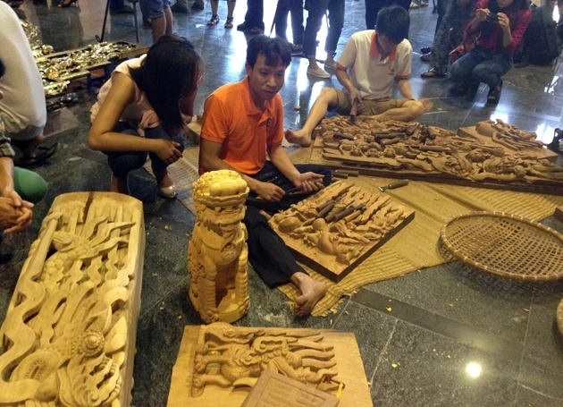 Thợ mộc Chàng Sơn chạm nghê gỗ.