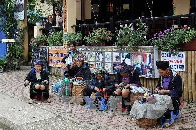 Giới thiệu sản phẩm thêu thổ cẩm truyền thống của người Mông là một nét đẹp của thị trấn du lịch Sa Pa.