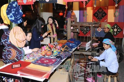 Du khách thích thú khi được chứng kiến tận mắt cảnh dệt thổ cẩm tại Sa Pa.
