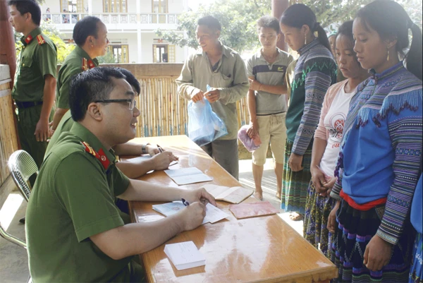 Cấp chứng minh nhân dân miễn phí cho đồng bào. Cấp chứng minh nhân dân miễn phí cho đồng bào.